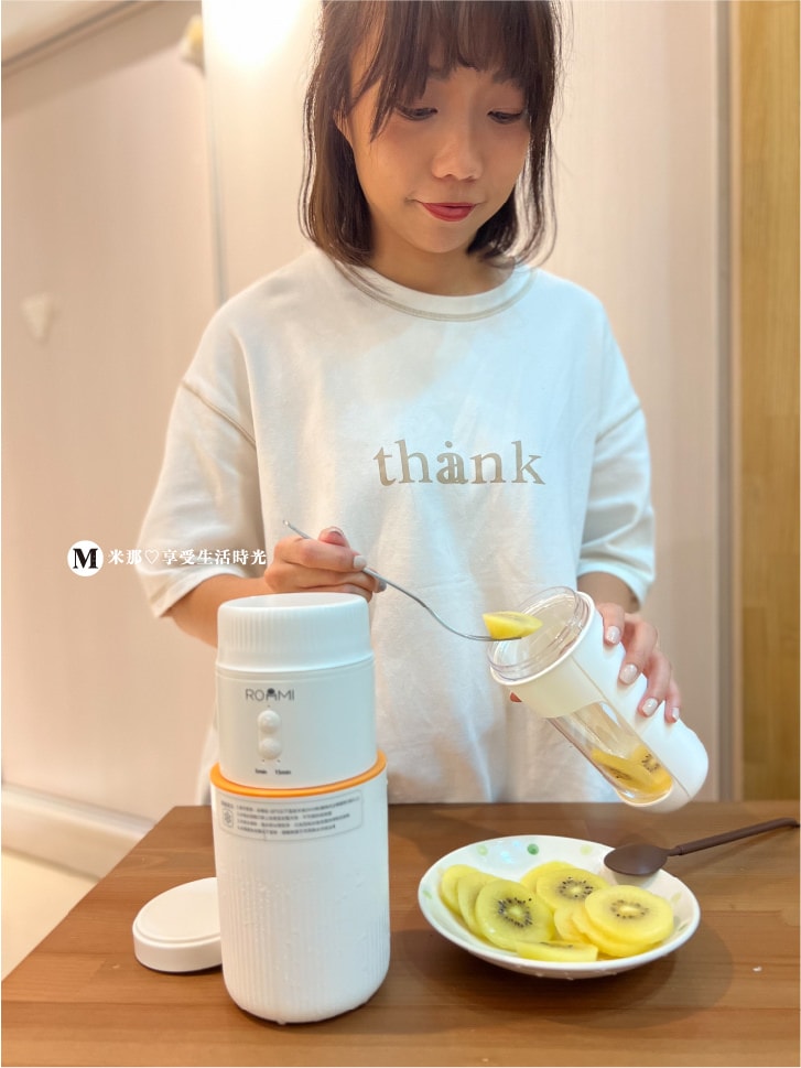 Roommi評價_冰淇淋果汁機_隨行杯果汁機怎麼用_果汁機隨行杯食譜_自製冰淇淋_冰淇淋DIY_隨行冰沙果汁機怎麼用_果汁機打冰沙做法_無線果汁機心得_roommi-7.jpg