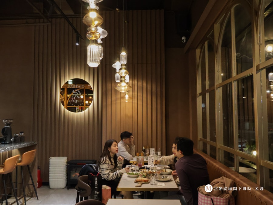 林口約會餐廳推薦|Pastaio 手工義大利麵林口店,好吃又有氛圍的紀念日餐廳 - 第20張圖 Pastaio 林口店 情侶約會用餐情境