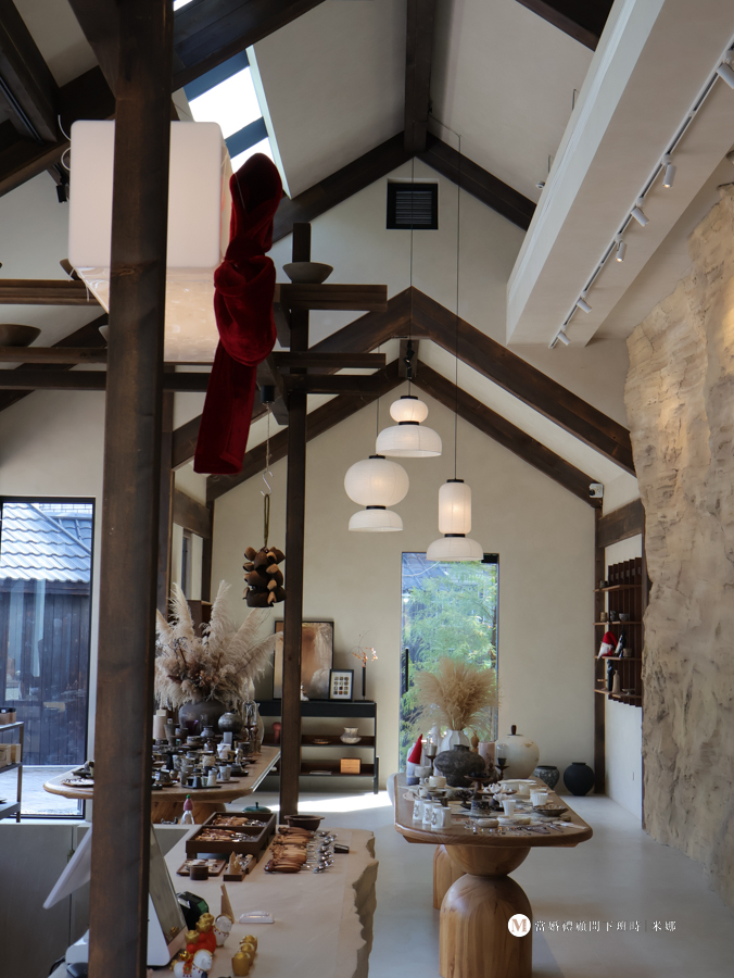 水里蛇窯裡的陶器小店，空間很有質感