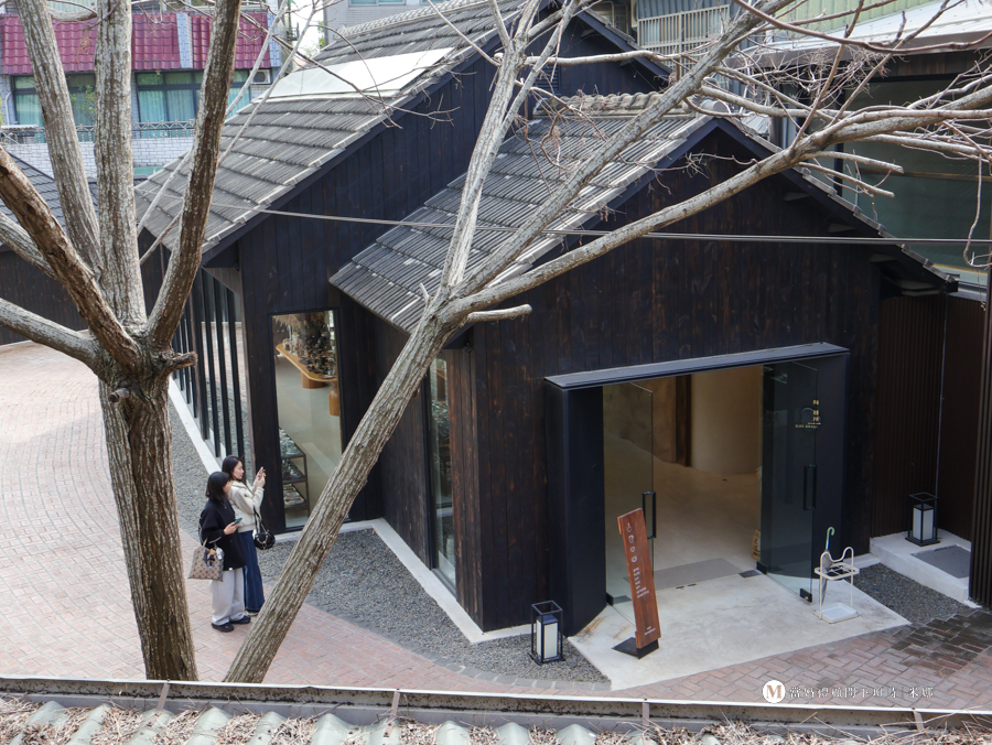 在水里蛇窯逛陶器小店，很容易不小心買太多