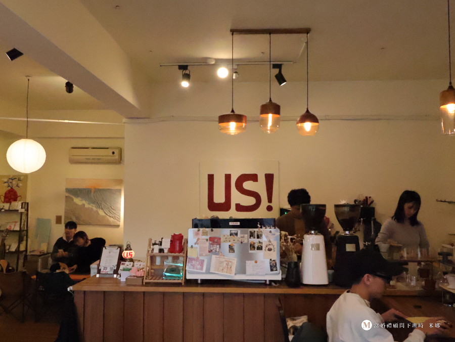 土城咖啡廳推薦|US Coffee 為什麼在地人一直回訪?在地人私藏咖啡廳 - 第1張圖 US Coffee 室內環境,露營風設計的土城不限時咖啡廳