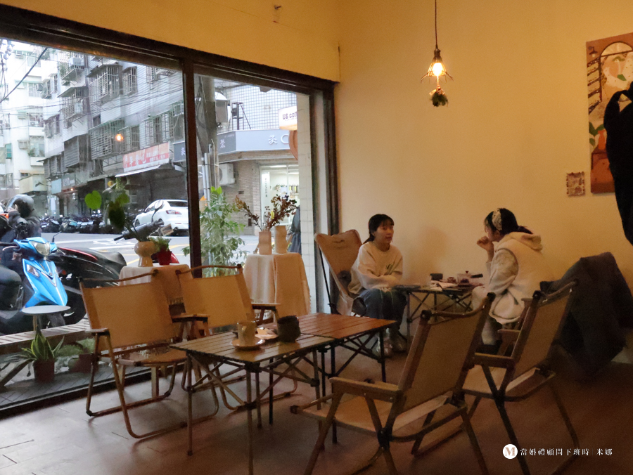 土城咖啡廳推薦|US Coffee 為什麼在地人一直回訪?在地人私藏咖啡廳 - 第7張圖 土城咖啡廳推薦 US Coffee 室內環境,露營風桌椅