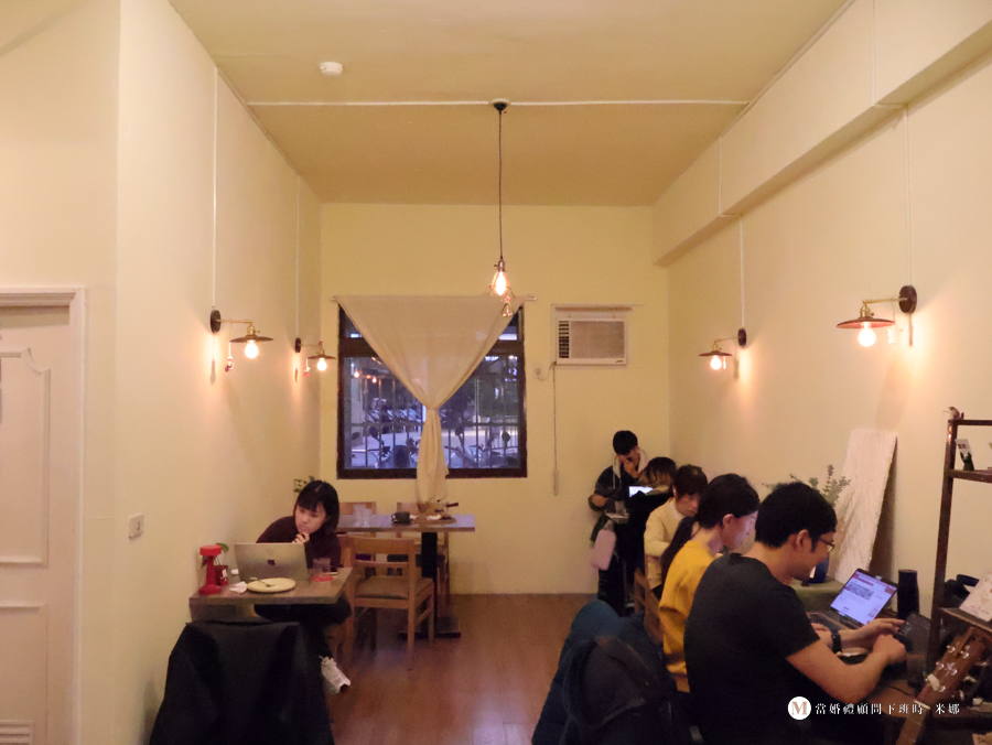 土城咖啡廳推薦|US Coffee 為什麼在地人一直回訪?在地人私藏咖啡廳 - 第10張圖 US Coffee 咖啡廳室內座位,筆電族友善的不限時空間