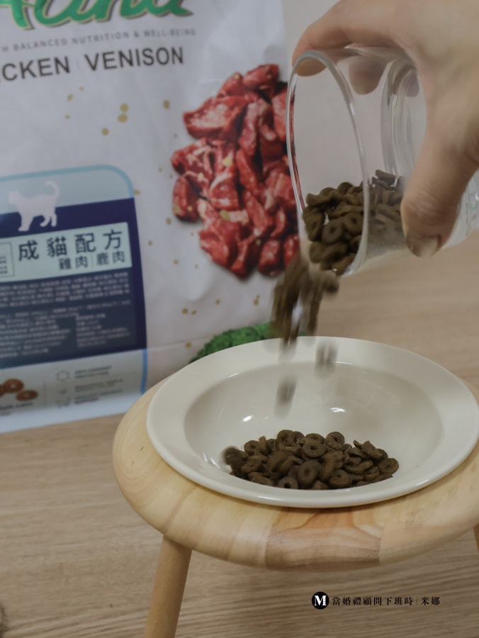 寵物乾糧推薦|ALINA 成貓皮膚毛髮保健配方評價|挑嘴貓也愛吃?亮毛低敏貓乾糧實際開箱 - 第6張圖 亮毛貓飼料推薦|ALINA 貓飼料顆粒細節